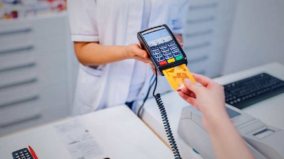 Cliente comprando en una farmacia.